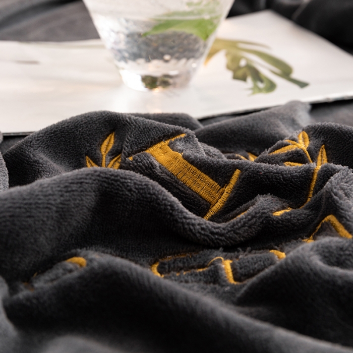 91家纺网 家纺一手货源 找家纺 澳萝拉家居 2021新款纯色牛奶绒单床笠 英伦灰