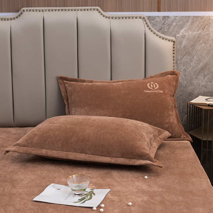 91家纺网 家纺一手货源 找家纺 澳萝拉家居 2021新款纯色牛奶绒枕套一对 咖啡色