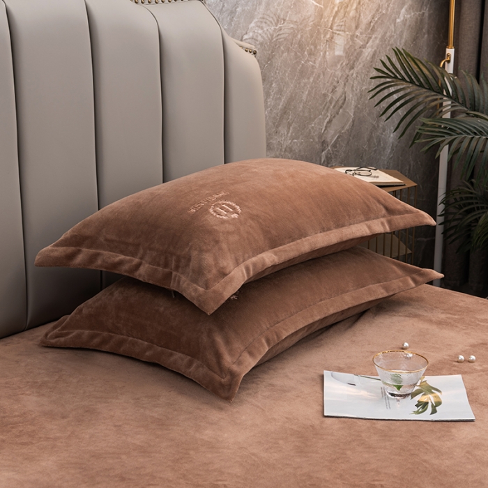 91家纺网 家纺一手货源 找家纺 澳萝拉家居 2021新款纯色牛奶绒枕套一对 咖啡色