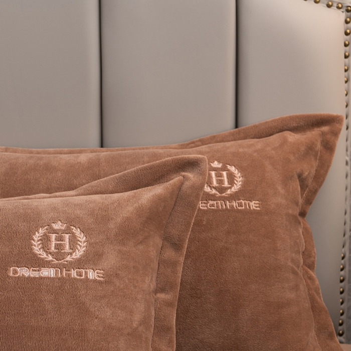 91家纺网 家纺一手货源 找家纺 澳萝拉家居 2021新款纯色牛奶绒枕套一对 咖啡色