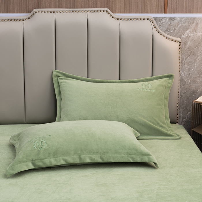 91家纺网 家纺一手货源 找家纺 澳萝拉家居 2021新款纯色牛奶绒枕套一对 抹茶绿