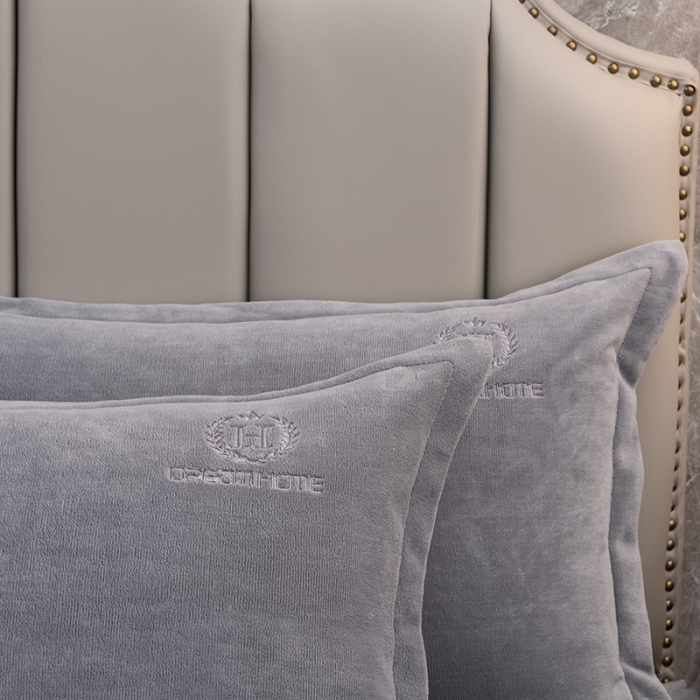 91家纺网 家纺一手货源 找家纺 澳萝拉家居 2021新款纯色牛奶绒枕套一对 绅士灰