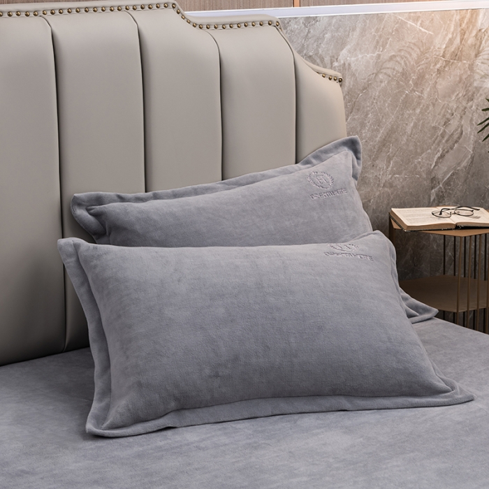 91家纺网 家纺一手货源 找家纺 澳萝拉家居 2021新款纯色牛奶绒枕套一对 绅士灰