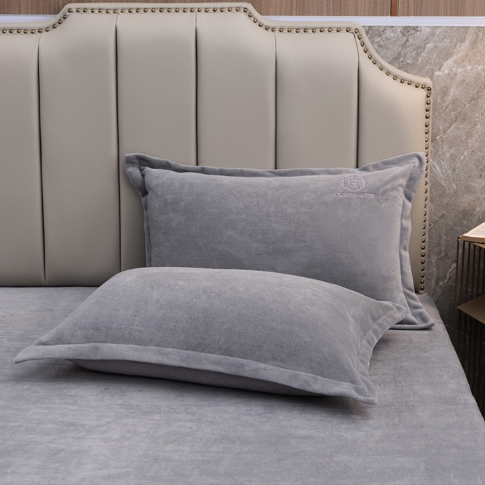 91家纺网 家纺一手货源 找家纺 澳萝拉家居 2021新款纯色牛奶绒枕套一对 绅士灰