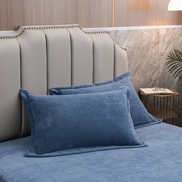 91家纺网 家纺一手货源 找家纺 澳萝拉家居 2021新款纯色牛奶绒枕套一对 深海蓝