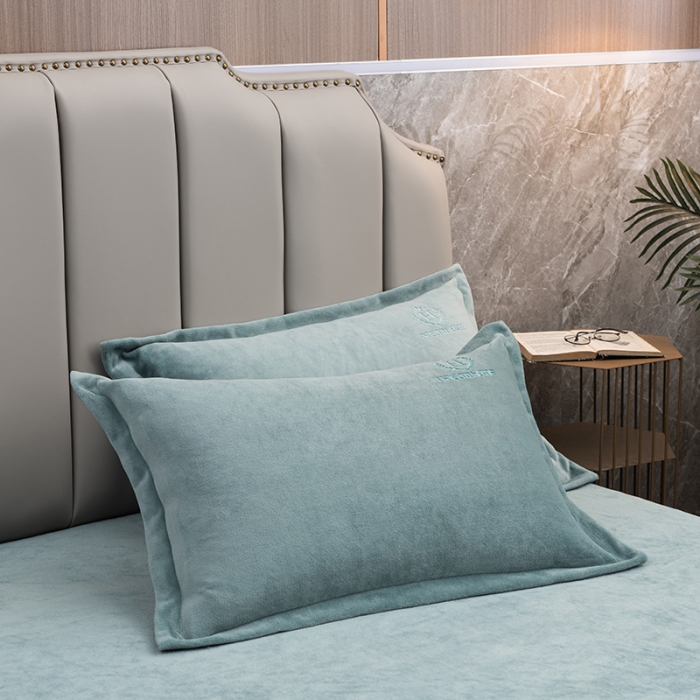 91家纺网 家纺一手货源 找家纺 澳萝拉家居 2021新款纯色牛奶绒枕套一对 天湖蓝