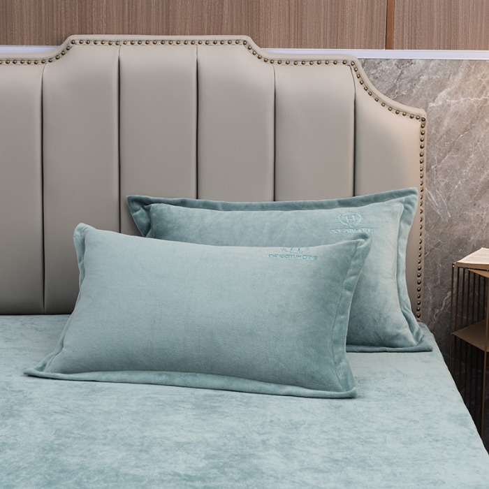 91家纺网 家纺一手货源 找家纺 澳萝拉家居 2021新款纯色牛奶绒枕套一对 天湖蓝