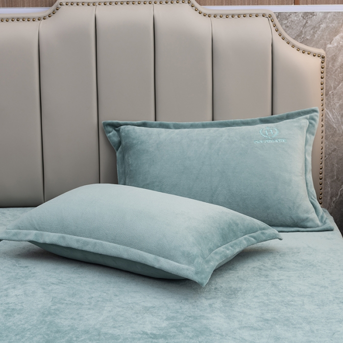 91家纺网 家纺一手货源 找家纺 澳萝拉家居 2021新款纯色牛奶绒枕套一对 天湖蓝