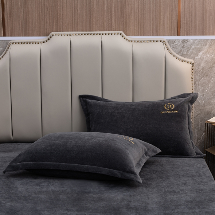 91家纺网 家纺一手货源 找家纺 澳萝拉家居 2021新款纯色牛奶绒枕套一对 英伦灰