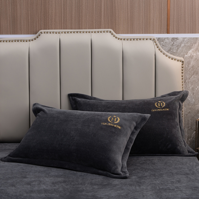 91家纺网 家纺一手货源 找家纺 澳萝拉家居 2021新款纯色牛奶绒枕套一对 英伦灰