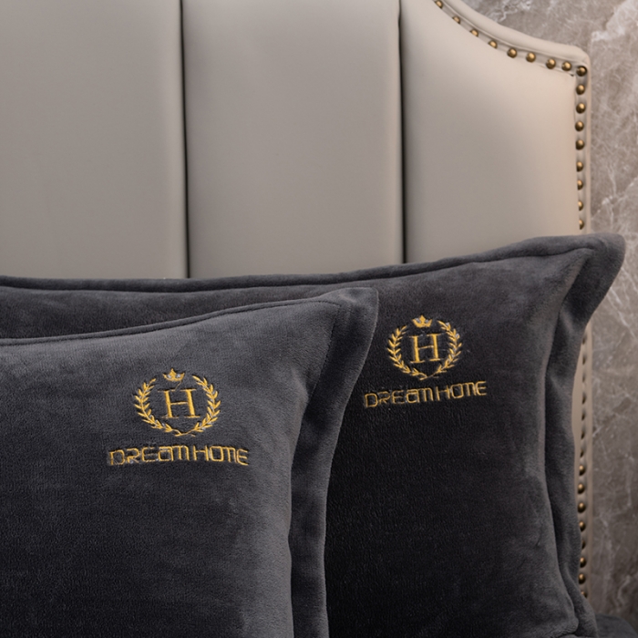 91家纺网 家纺一手货源 找家纺 澳萝拉家居 2021新款纯色牛奶绒枕套一对 英伦灰