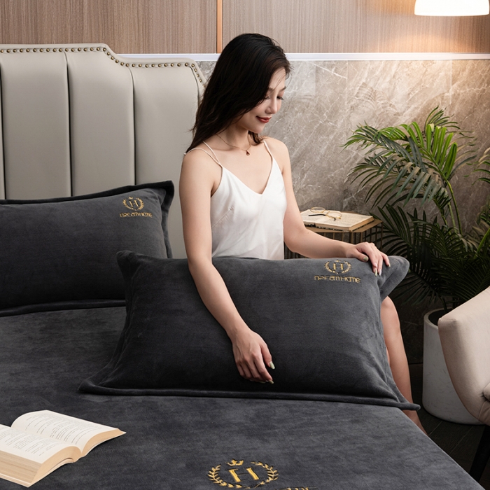 91家纺网 家纺一手货源 找家纺 澳萝拉家居 2021新款纯色牛奶绒枕套一对 英伦灰