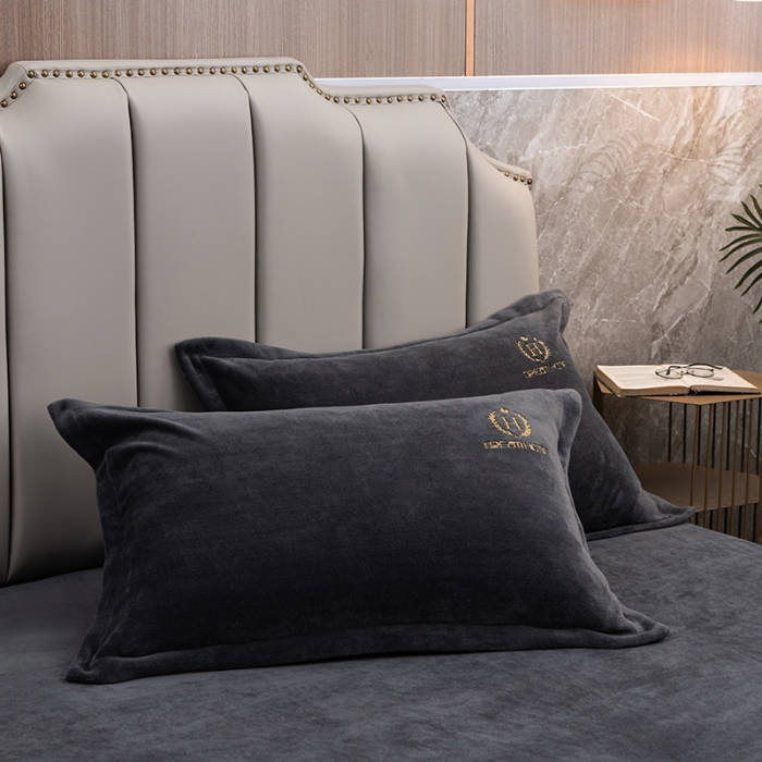 91家纺网 家纺一手货源 找家纺 澳萝拉家居 2021新款纯色牛奶绒枕套一对 英伦灰