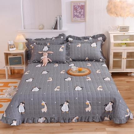 甜之梦家纺 2025新款全棉夹棉防滑抗菌花边款床盖 萌企鹅