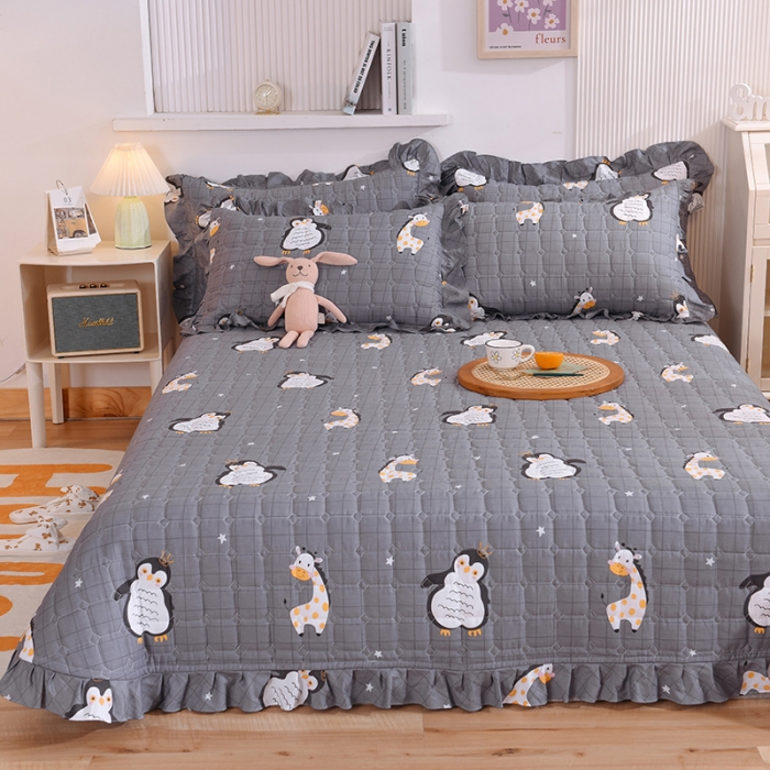 91家纺网 家纺一手货源 找家纺 甜之梦家纺 2025新款全棉夹棉防滑抗菌花边款床盖 萌企鹅