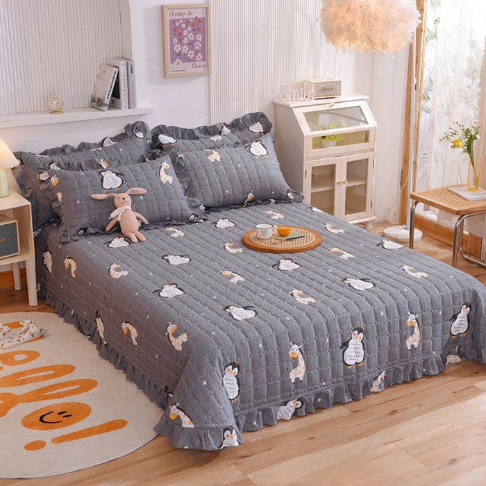 91家纺网 家纺一手货源 找家纺 甜之梦家纺 2025新款全棉夹棉防滑抗菌花边款床盖 萌企鹅