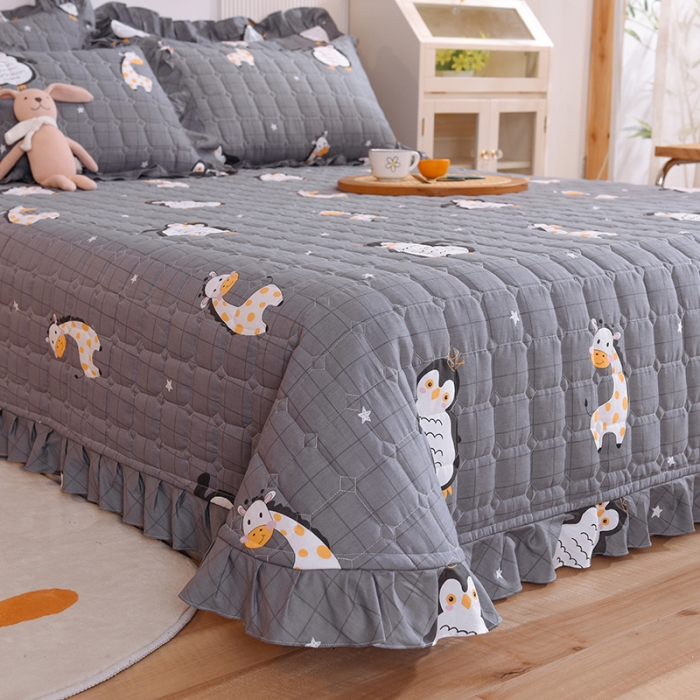 91家纺网 家纺一手货源 找家纺 甜之梦家纺 2025新款全棉夹棉防滑抗菌花边款床盖 萌企鹅