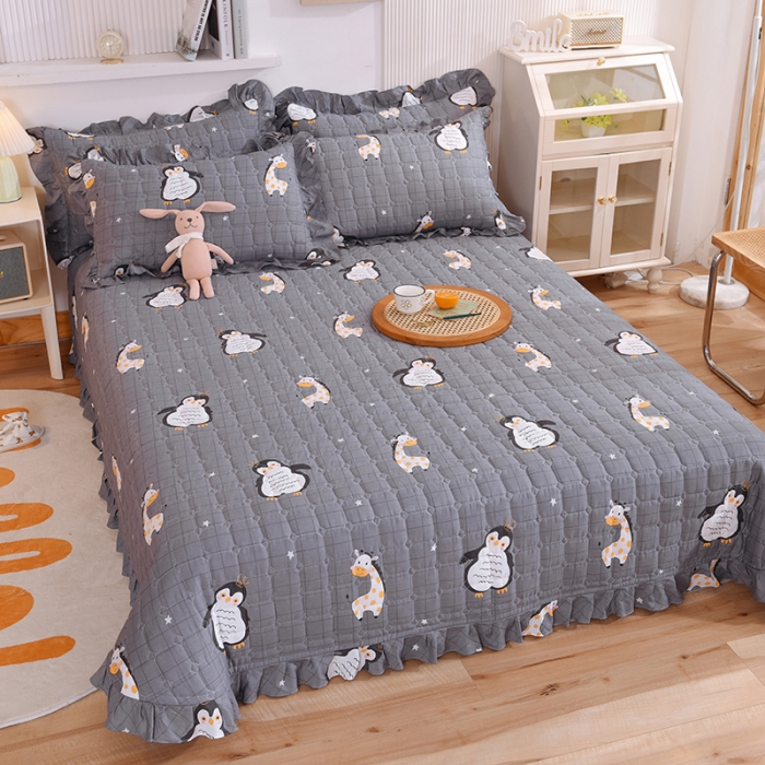 91家纺网 家纺一手货源 找家纺 甜之梦家纺 2025新款全棉夹棉防滑抗菌花边款床盖 萌企鹅