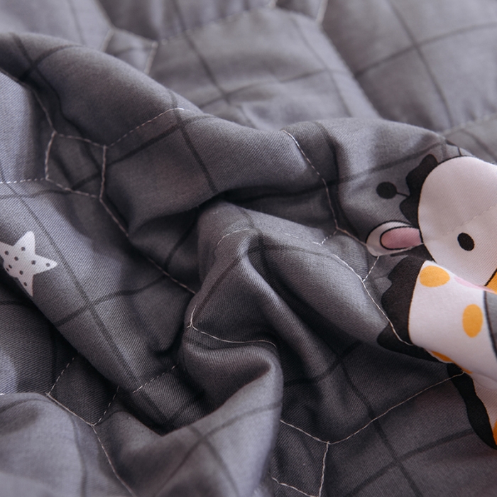91家纺网 家纺一手货源 找家纺 甜之梦家纺 2025新款全棉夹棉防滑抗菌花边款床盖 萌企鹅