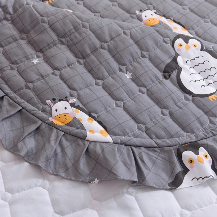 91家纺网 家纺一手货源 找家纺 甜之梦家纺 2025新款全棉夹棉防滑抗菌花边款床盖 萌企鹅