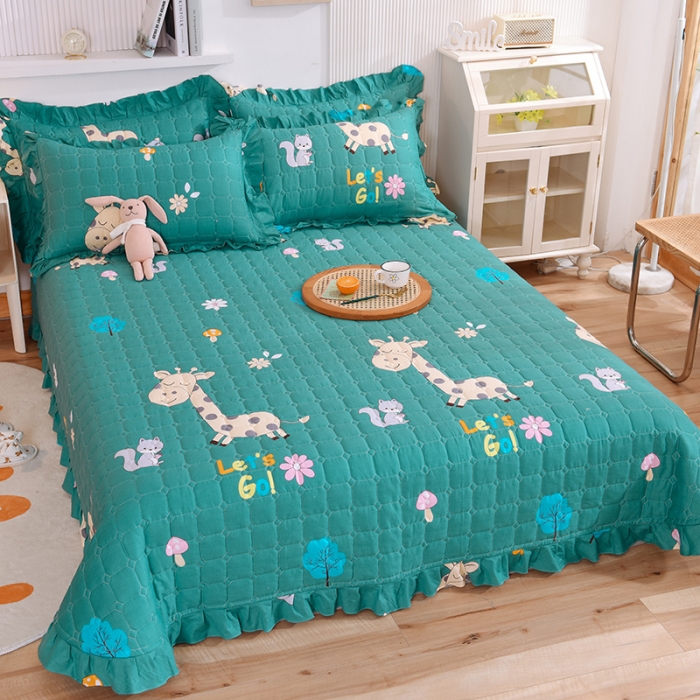 91家纺网 家纺一手货源 找家纺 甜之梦家纺 2025新款全棉夹棉防滑抗菌花边款床盖小鹿精灵绿