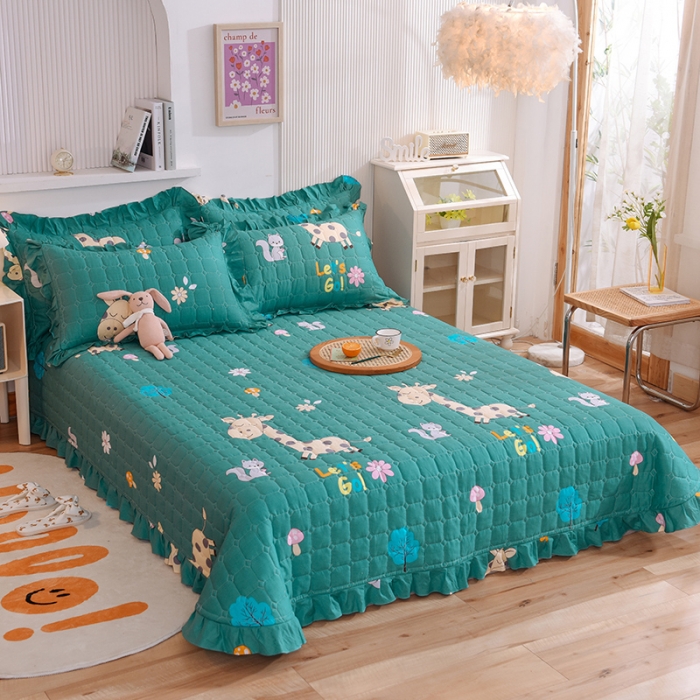 91家纺网 家纺一手货源 找家纺 甜之梦家纺 2025新款全棉夹棉防滑抗菌花边款床盖小鹿精灵绿