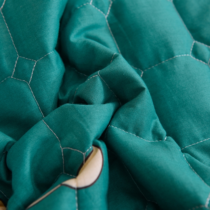 91家纺网 家纺一手货源 找家纺 甜之梦家纺 2025新款全棉夹棉防滑抗菌花边款床盖小鹿精灵绿