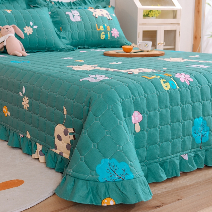 91家纺网 家纺一手货源 找家纺 甜之梦家纺 2025新款全棉夹棉防滑抗菌花边款床盖小鹿精灵绿