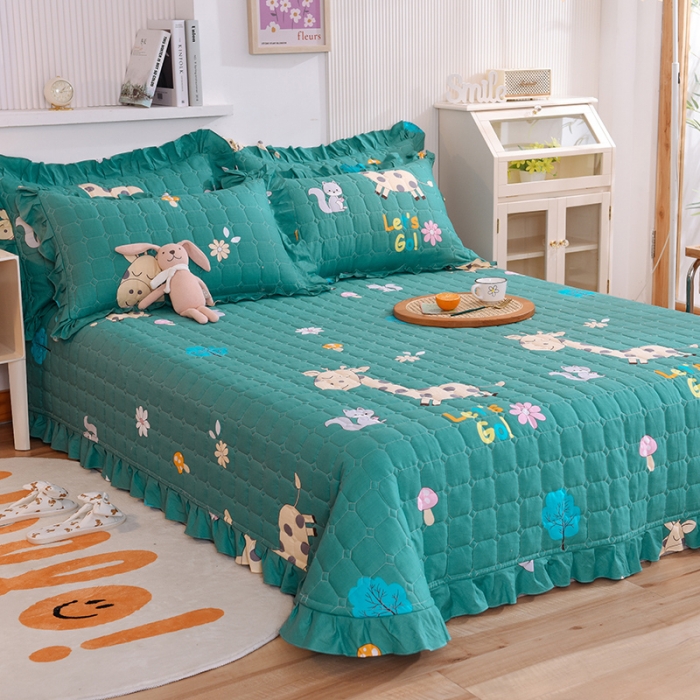 91家纺网 家纺一手货源 找家纺 甜之梦家纺 2025新款全棉夹棉防滑抗菌花边款床盖小鹿精灵绿