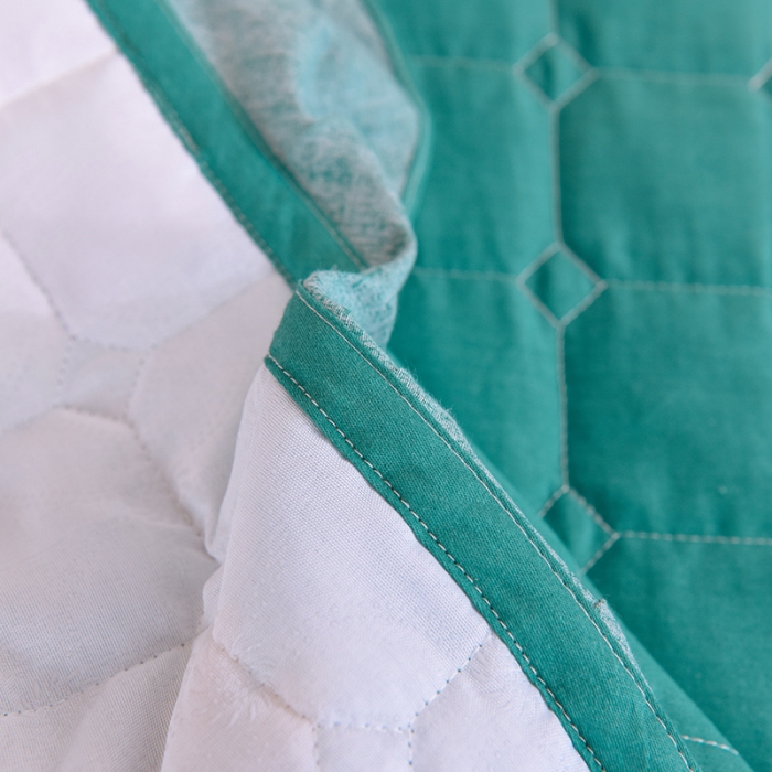 91家纺网 家纺一手货源 找家纺 甜之梦家纺 2025新款全棉夹棉防滑抗菌花边款床盖小鹿精灵绿