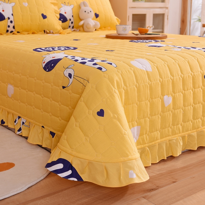 91家纺网 家纺一手货源 找家纺 甜之梦家纺 2025新款全棉夹棉防滑抗菌花边款床盖长颈鹿多多