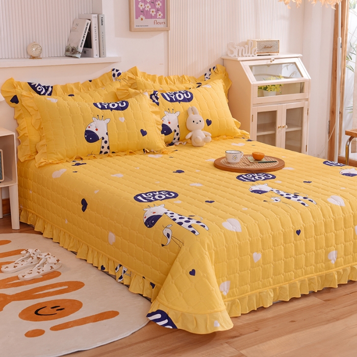 91家纺网 家纺一手货源 找家纺 甜之梦家纺 2025新款全棉夹棉防滑抗菌花边款床盖长颈鹿多多