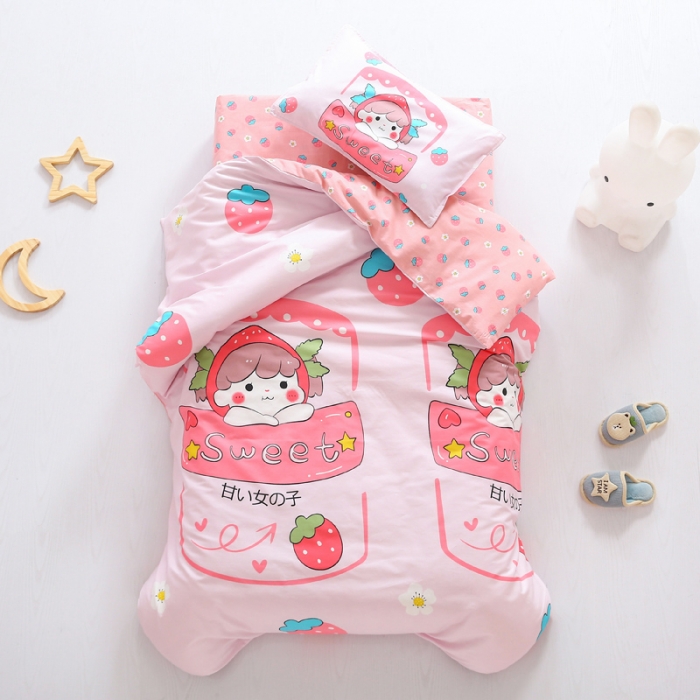 91家纺网 家纺一手货源 找家纺 鱼宝 2021新款AB版全棉婴童套件  草莓姑娘