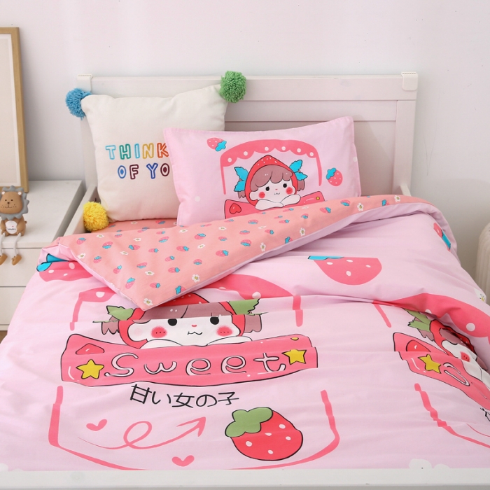 91家纺网 家纺一手货源 找家纺 鱼宝 2021新款AB版全棉婴童套件  草莓姑娘