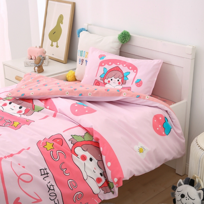 91家纺网 家纺一手货源 找家纺 鱼宝 2021新款AB版全棉婴童套件  草莓姑娘