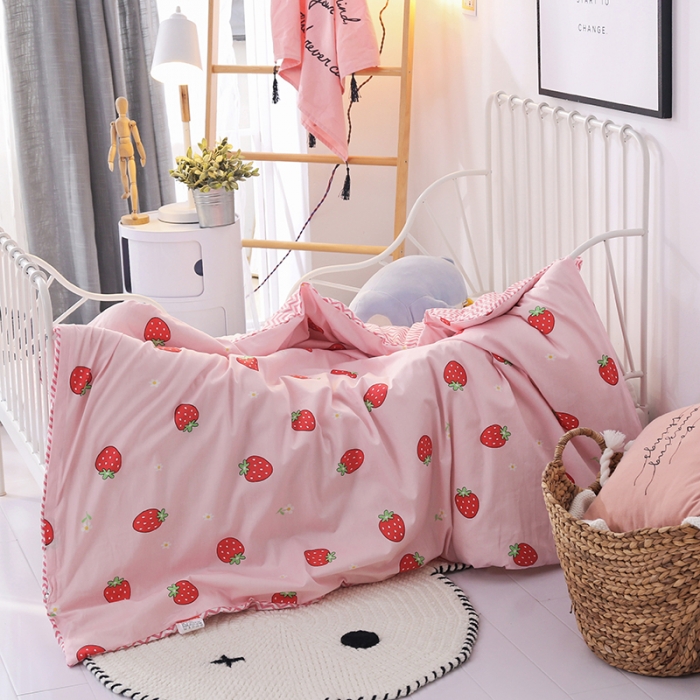 91家纺网 家纺一手货源 找家纺 鱼宝 2021新款AB版全棉婴童套件 草莓甜心