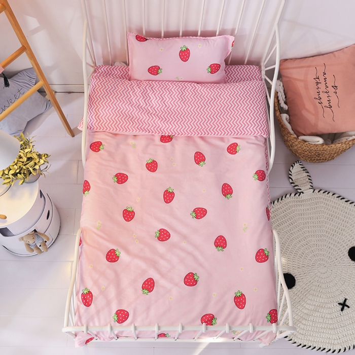 91家纺网 家纺一手货源 找家纺 鱼宝 2021新款AB版全棉婴童套件 草莓甜心