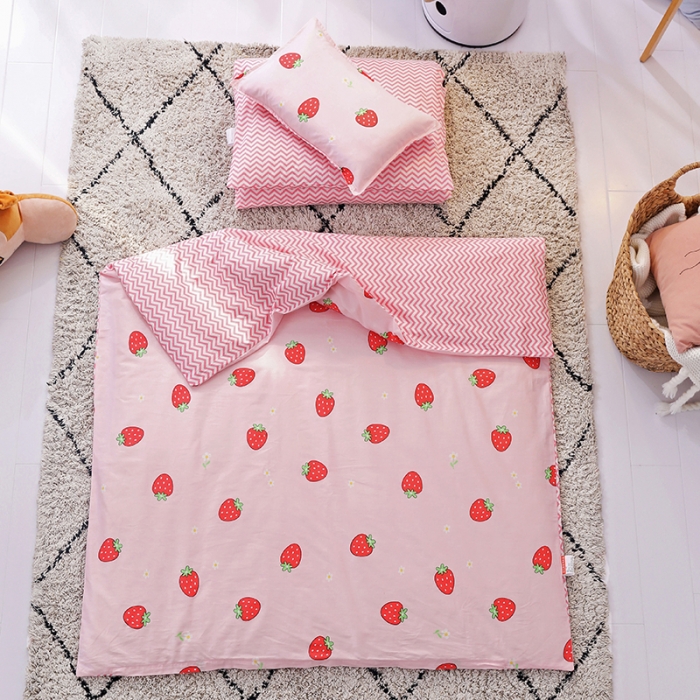 91家纺网 家纺一手货源 找家纺 鱼宝 2021新款AB版全棉婴童套件 草莓甜心