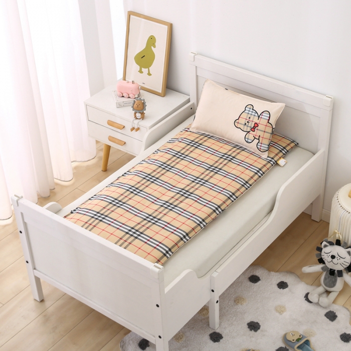 91家纺网 家纺一手货源 找家纺 鱼宝 2021新款AB版全棉婴童套件 英伦小熊 米