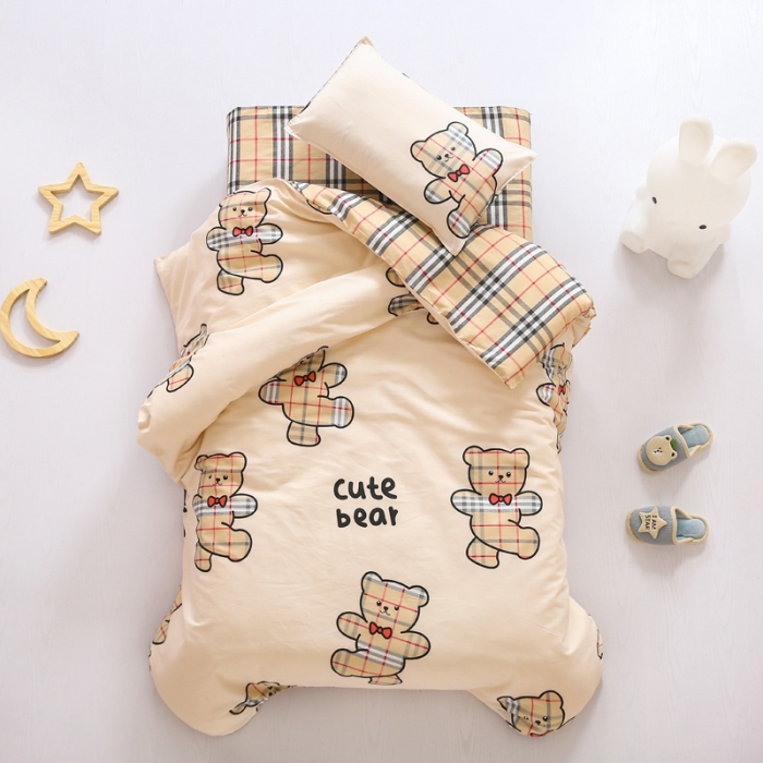 91家纺网 家纺一手货源 找家纺 鱼宝 2021新款AB版全棉婴童套件 英伦小熊 米