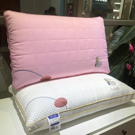 91家纺网 家纺一手货源 找家纺 （总）剑桥枕业 2021新品元气刺绣柔肤单人舒适透气枕