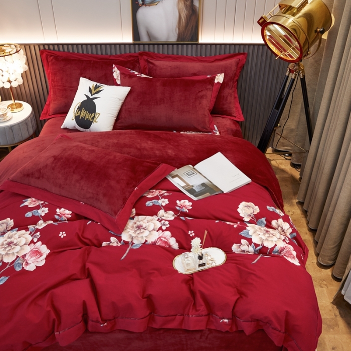 91家纺网 家纺一手货源 找家纺 杜先生2021新款230克牛奶绒拼角被边款四件套花开浓情酒红
