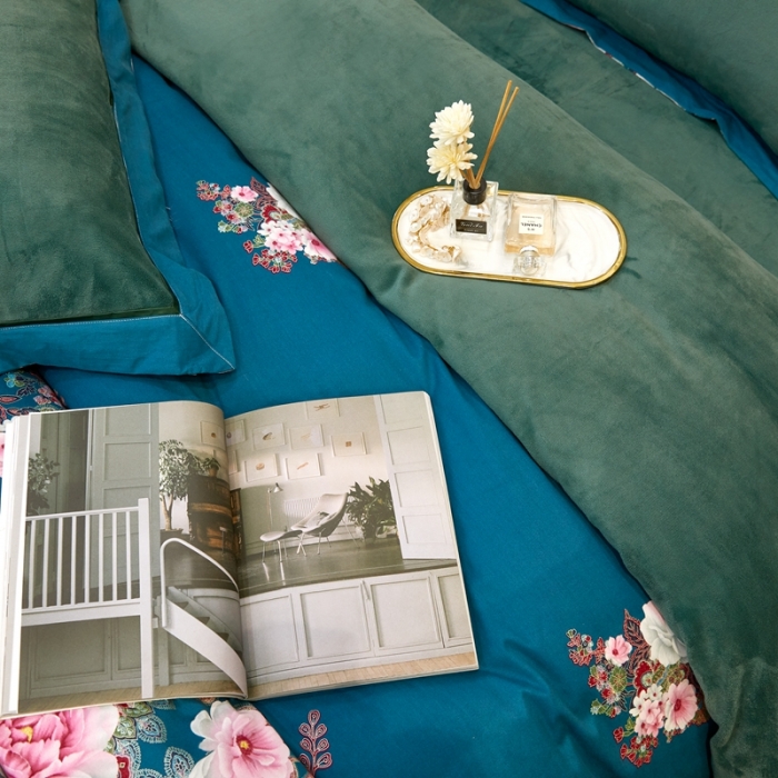 91家纺网 家纺一手货源 找家纺 杜先生2021新款230克牛奶绒拼角被边款四件套绝代年华墨绿