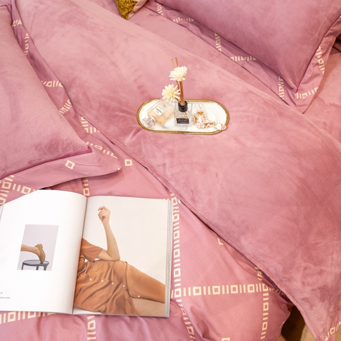 91家纺网 家纺一手货源 找家纺 杜先生 2021新款230克牛奶绒拼角被边款四件套 约克-粉