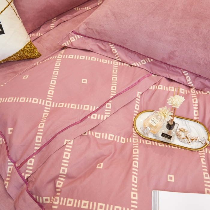 91家纺网 家纺一手货源 找家纺 杜先生 2021新款230克牛奶绒拼角被边款四件套 约克-粉