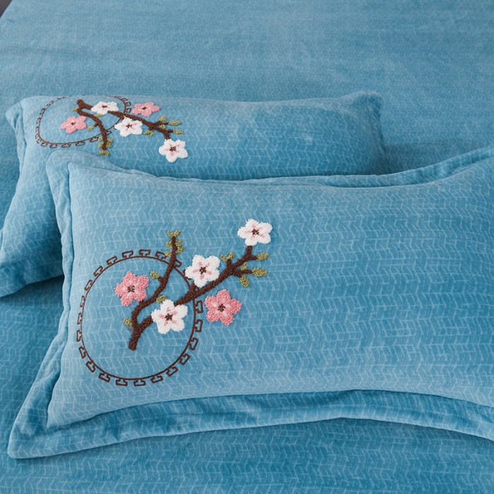 91家纺网 家纺一手货源 找家纺 青竹苑2021新款220克加厚牛奶绒毛巾绣花四件套中国结蓝色