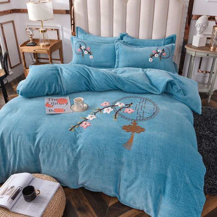 91家纺网 家纺一手货源 找家纺 青竹苑2021新款220克加厚牛奶绒毛巾绣花四件套中国结蓝色