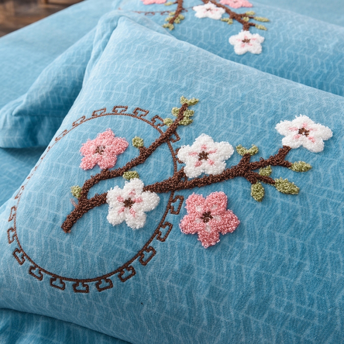 91家纺网 家纺一手货源 找家纺 青竹苑2021新款220克加厚牛奶绒毛巾绣花四件套中国结蓝色