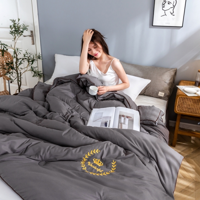 91家纺网 家纺一手货源 找家纺 森林人 2022新款立体刺绣大豆纤维被-皇冠 立体刺绣-深灰