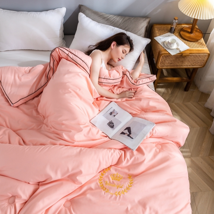 91家纺网 家纺一手货源 找家纺 森林人 2022新款立体刺绣大豆纤维被-皇冠 立体刺绣-浅玉